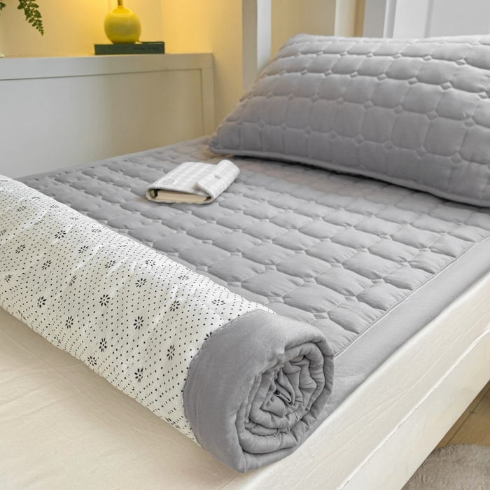 91家纺网 家纺一手货源 找家纺 麒东家纺 2026新款学生纯色水洗棉夹棉床垫系列 灰色