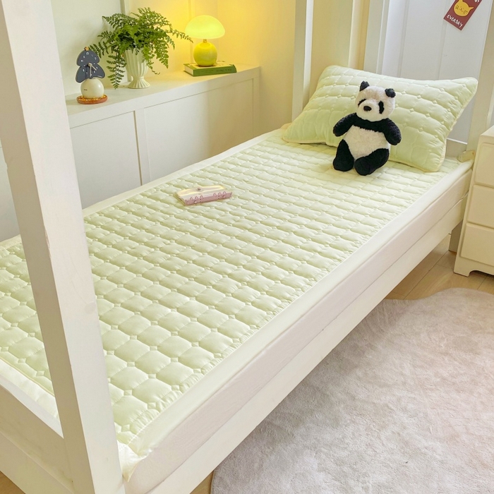 91家纺网 家纺一手货源 找家纺 麒东家纺 2026新款学生纯色水洗棉夹棉床垫系列 奶油