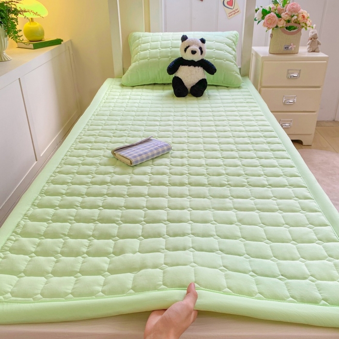 91家纺网 家纺一手货源 找家纺 麒东家纺 2026新款学生纯色水洗棉夹棉床垫系列 绿色