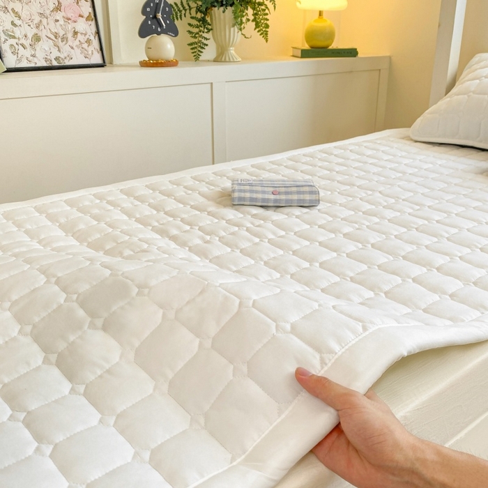 91家纺网 家纺一手货源 找家纺 麒东家纺 2026新款学生纯色水洗棉夹棉床垫系列 米白