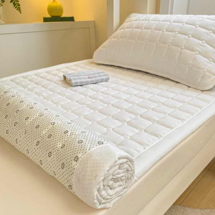 91家纺网 家纺一手货源 找家纺 麒东家纺 2026新款学生纯色水洗棉夹棉床垫系列 米白