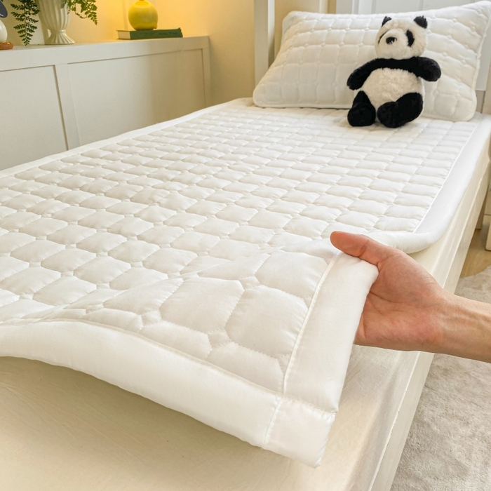 91家纺网 家纺一手货源 找家纺 麒东家纺 2026新款学生纯色水洗棉夹棉床垫系列 米白