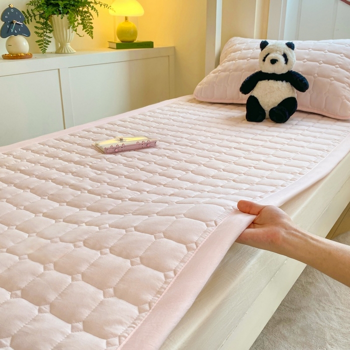 91家纺网 家纺一手货源 找家纺 （总）麒东家纺 2026新款学生纯色水洗棉夹棉床垫系列