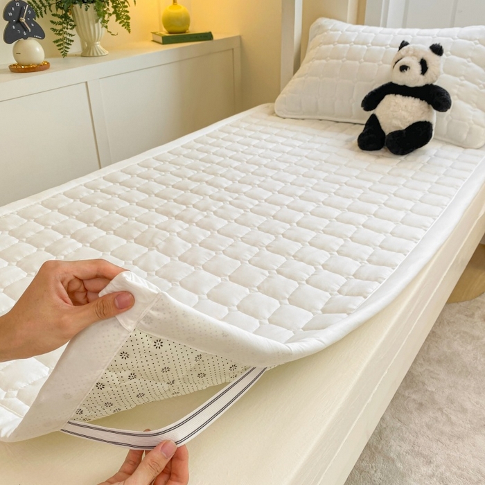 91家纺网 家纺一手货源 找家纺 麒东家纺 2026新款学生纯色水洗棉夹棉床垫系列 米白