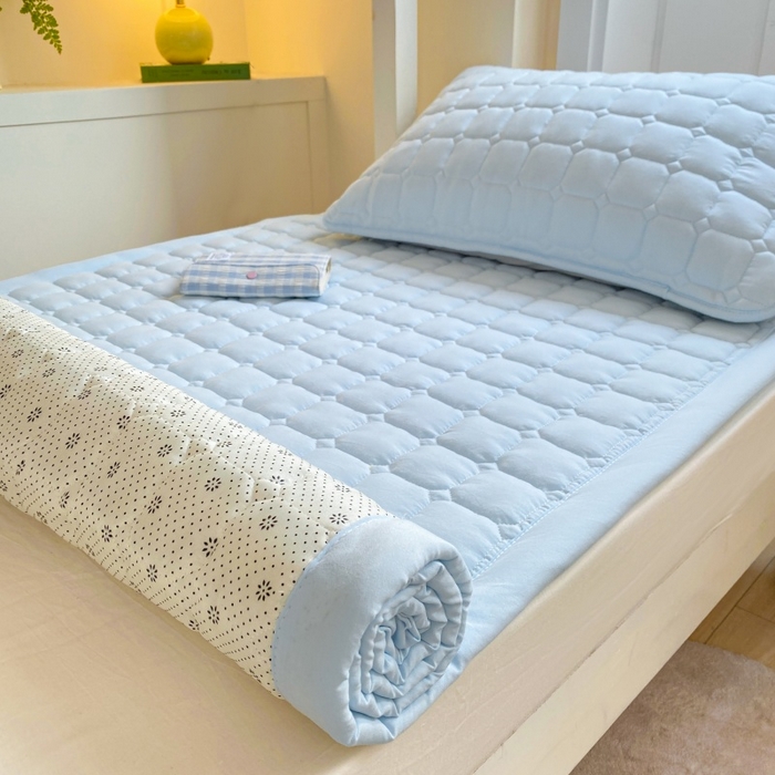 91家纺网 家纺一手货源 找家纺 麒东家纺 2026新款学生纯色水洗棉夹棉床垫系列 天蓝