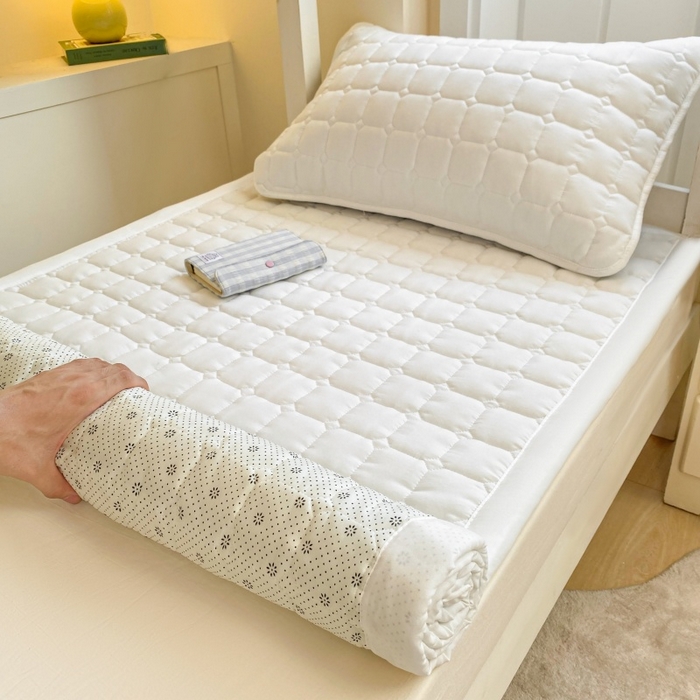 91家纺网 家纺一手货源 找家纺 麒东家纺 2026新款学生纯色水洗棉夹棉床垫系列 米白