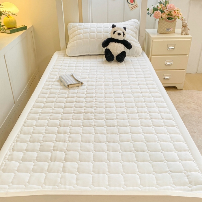 91家纺网 家纺一手货源 找家纺 麒东家纺 2026新款学生纯色水洗棉夹棉床垫系列 米白