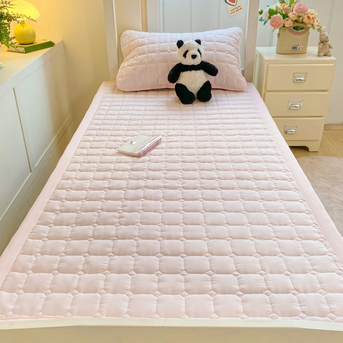 91家纺网 家纺一手货源 找家纺 麒东家纺 2026新款学生纯色水洗棉夹棉床垫系列 玉色