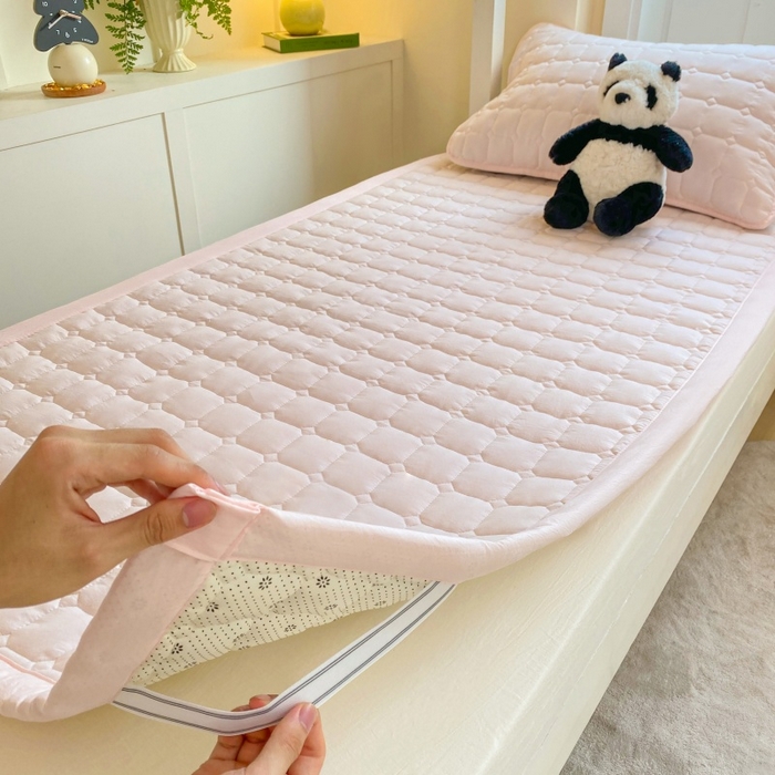 91家纺网 家纺一手货源 找家纺 麒东家纺 2026新款学生纯色水洗棉夹棉床垫系列 玉色