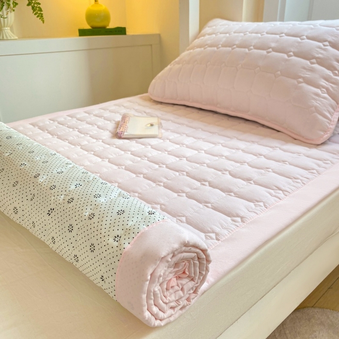 91家纺网 家纺一手货源 找家纺 麒东家纺 2026新款学生纯色水洗棉夹棉床垫系列 玉色