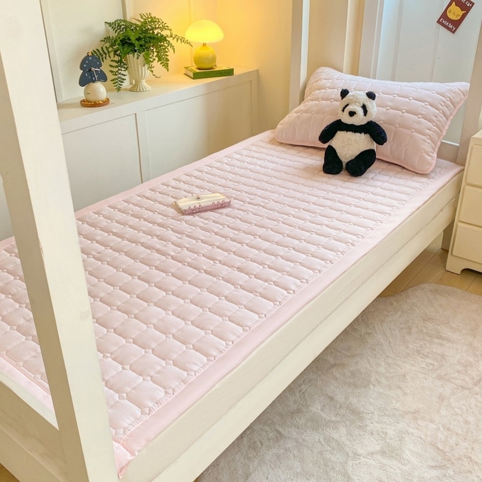 91家纺网 家纺一手货源 找家纺 麒东家纺 2026新款学生纯色水洗棉夹棉床垫系列 玉色