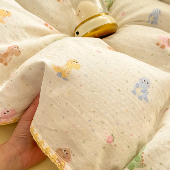 91家纺网 家纺一手货源 找家纺 对白 2026新款A类全棉纯棉有氧双层纱贝壳边三角针四件套 七彩小恐龙