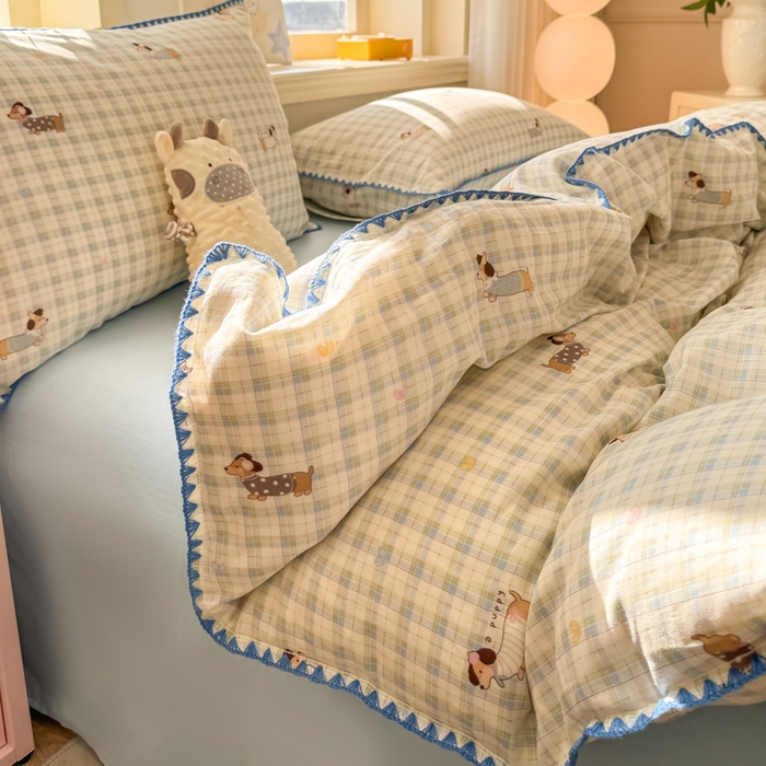 91家纺网 家纺一手货源 找家纺 对白 2026新款A类全棉纯棉有氧双层纱贝壳边三角针四件套 方格小狗