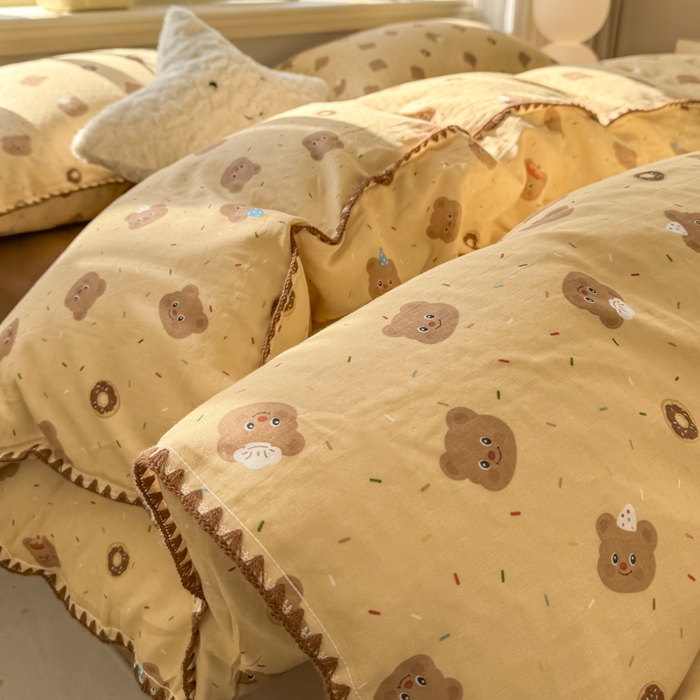 91家纺网 家纺一手货源 找家纺 对白 2026新款A类全棉纯棉有氧双层纱贝壳边三角针四件套 小熊奶盖