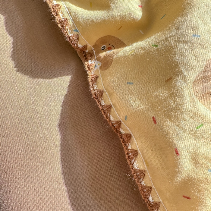 91家纺网 家纺一手货源 找家纺 对白 2026新款A类全棉纯棉有氧双层纱贝壳边三角针四件套 小熊奶盖