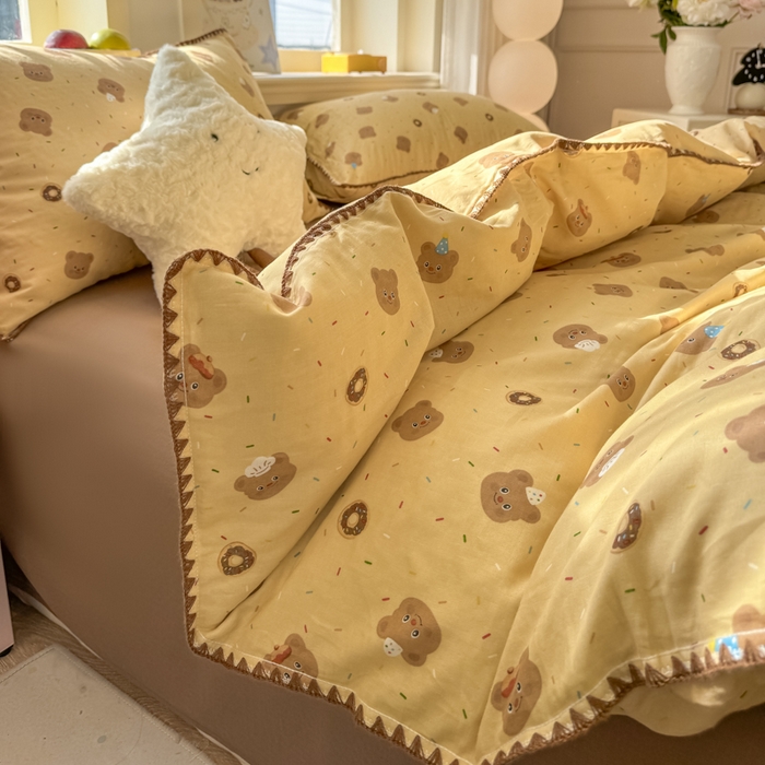 91家纺网 家纺一手货源 找家纺 对白 2026新款A类全棉纯棉有氧双层纱贝壳边三角针四件套 小熊奶盖