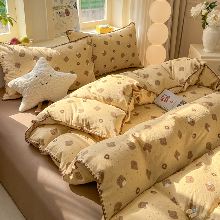 91家纺网 家纺一手货源 找家纺 对白 2026新款A类全棉纯棉有氧双层纱贝壳边三角针四件套 小熊奶盖