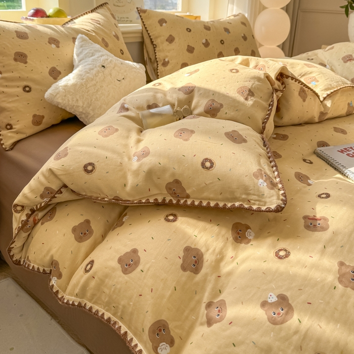 91家纺网 家纺一手货源 找家纺 对白 2026新款A类全棉纯棉有氧双层纱贝壳边三角针四件套 小熊奶盖