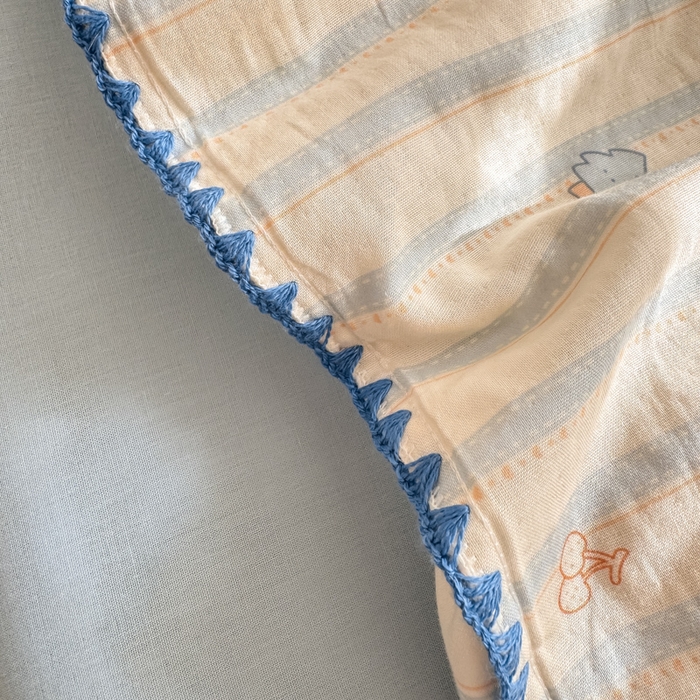 91家纺网 家纺一手货源 找家纺 对白 2026新款A类全棉纯棉有氧双层纱贝壳边三角针四件套 摇摇马