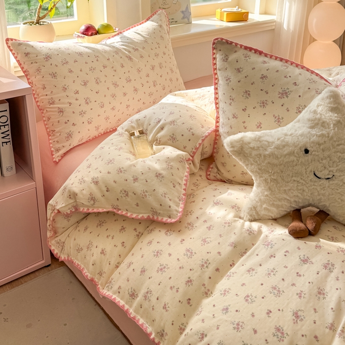 91家纺网 家纺一手货源 找家纺 对白 2026新款A类全棉纯棉有氧双层纱贝壳边三角针四件套 窈窕淑女