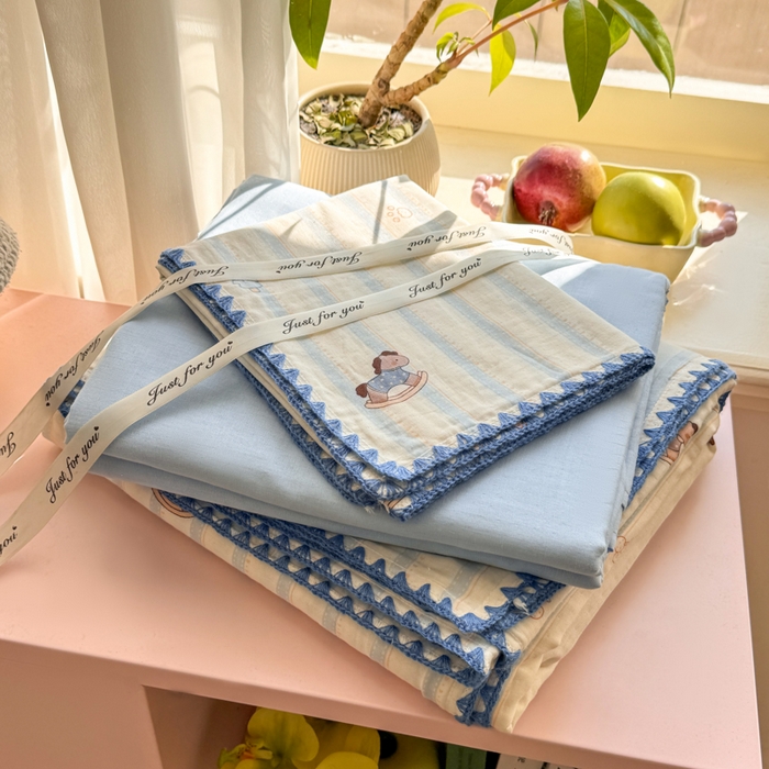 91家纺网 家纺一手货源 找家纺 对白 2026新款A类全棉纯棉有氧双层纱贝壳边三角针四件套 摇摇马