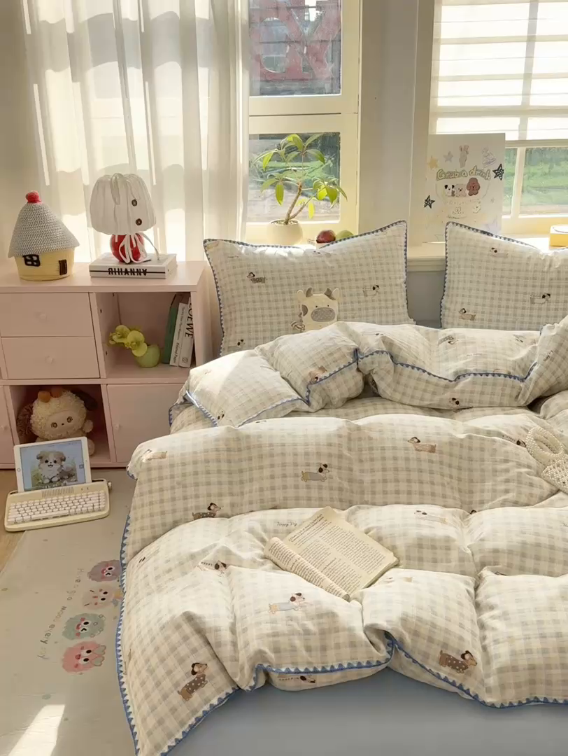 91家纺网 家纺一手货源 找家纺 对白 2026新款A类全棉纯棉有氧双层纱贝壳边三角针四件套 方格小狗