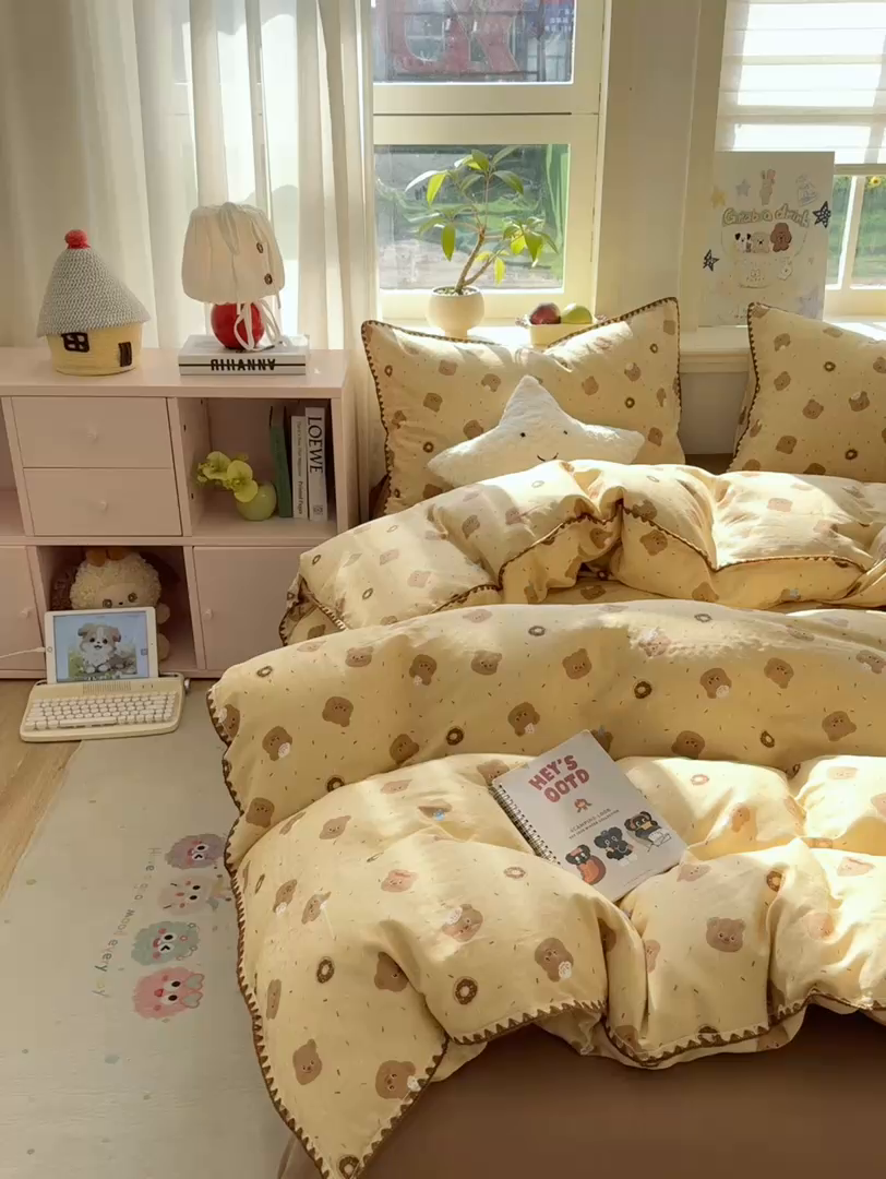 91家纺网 家纺一手货源 找家纺 对白 2026新款A类全棉纯棉有氧双层纱贝壳边三角针四件套 小熊奶盖