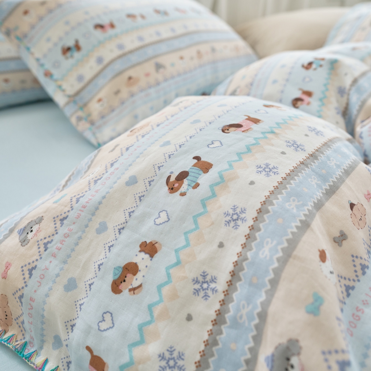 91家纺网 家纺一手货源 找家纺 洋铭区（原狠狠爱） 2026新款春季全棉彩边双层纱四件套 波斯小懒狗