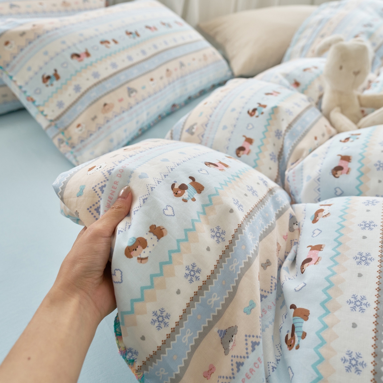 91家纺网 家纺一手货源 找家纺 洋铭区（原狠狠爱） 2026新款春季全棉彩边双层纱四件套 波斯小懒狗