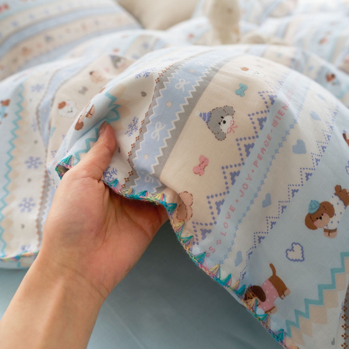 91家纺网 家纺一手货源 找家纺 洋铭区（原狠狠爱） 2026新款春季全棉彩边双层纱四件套 波斯小懒狗