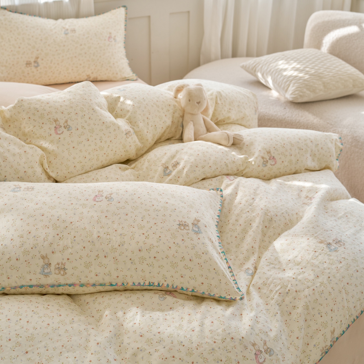 91家纺网 家纺一手货源 找家纺 洋铭区（原狠狠爱） 2026新款春季全棉彩边双层纱四件套 繁花兔兔