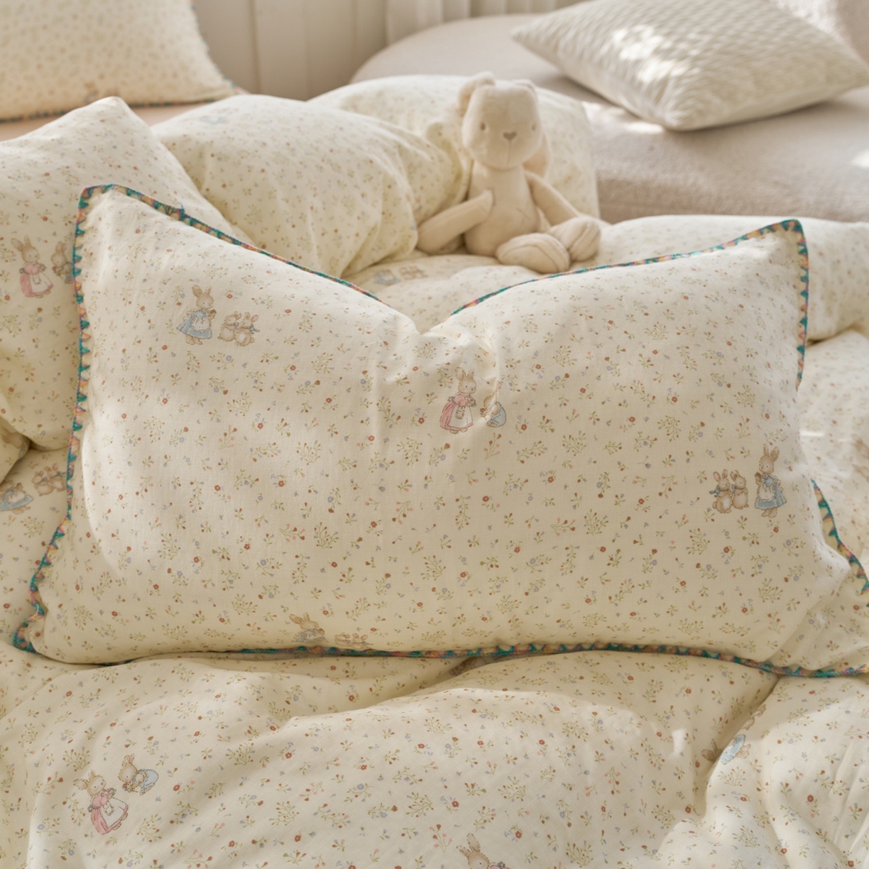 91家纺网 家纺一手货源 找家纺 洋铭区（原狠狠爱） 2026新款春季全棉彩边双层纱四件套 繁花兔兔