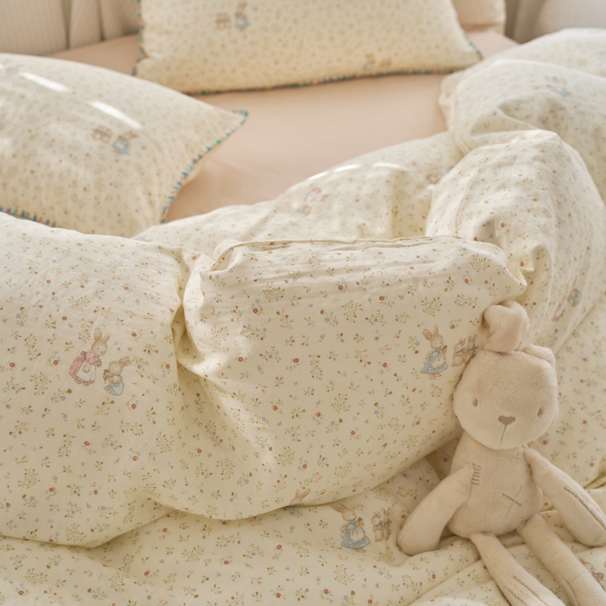 91家纺网 家纺一手货源 找家纺 洋铭区（原狠狠爱） 2026新款春季全棉彩边双层纱四件套 繁花兔兔