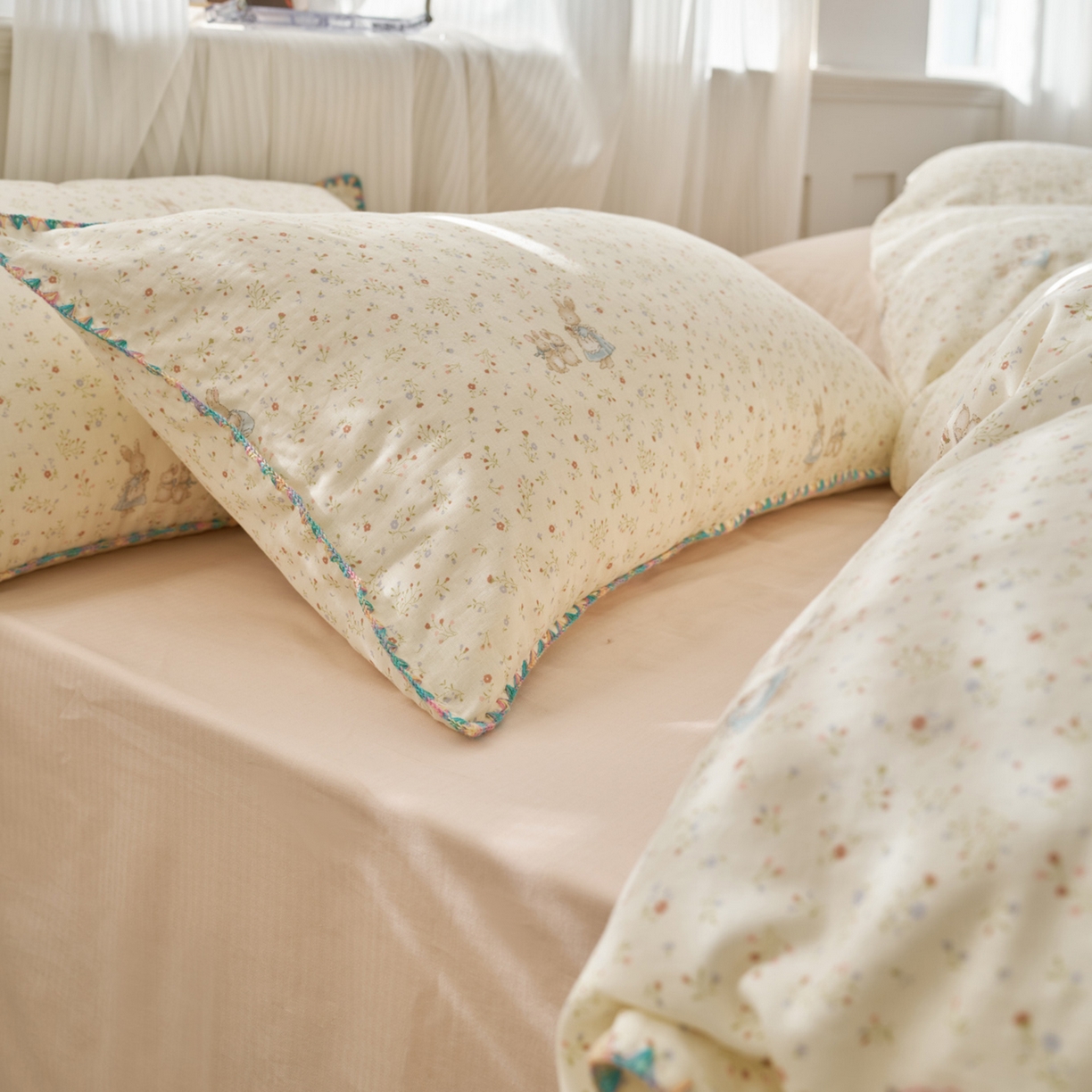 91家纺网 家纺一手货源 找家纺 洋铭区（原狠狠爱） 2026新款春季全棉彩边双层纱四件套 繁花兔兔