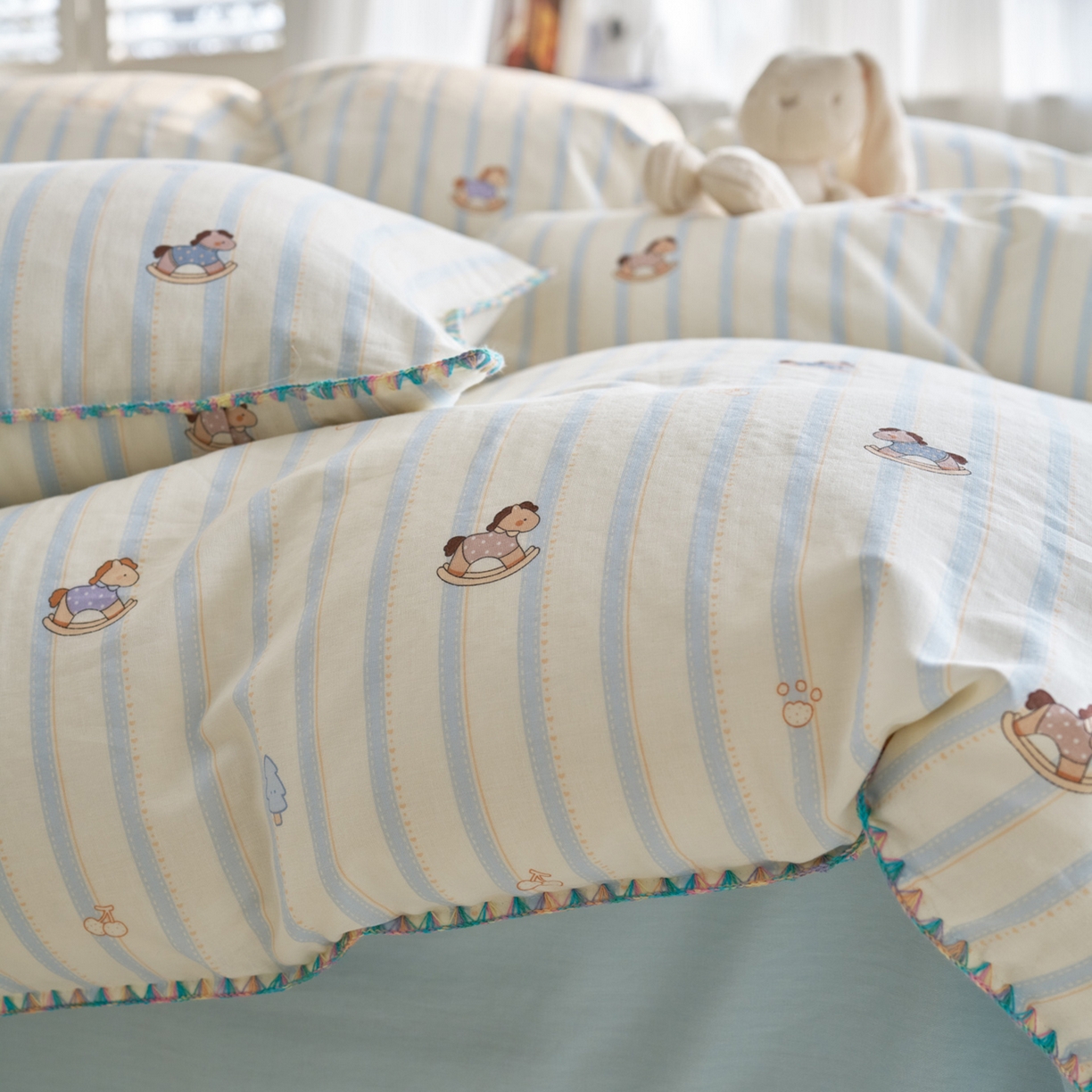 91家纺网 家纺一手货源 找家纺 洋铭区（原狠狠爱） 2026新款春季全棉彩边双层纱四件套 海蓝小木马