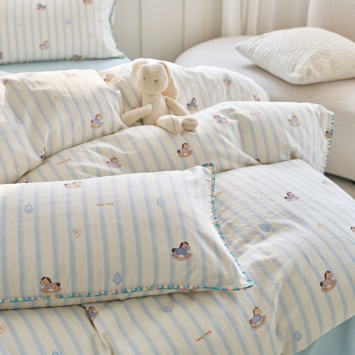 91家纺网 家纺一手货源 找家纺 洋铭区（原狠狠爱） 2026新款春季全棉彩边双层纱四件套 海蓝小木马