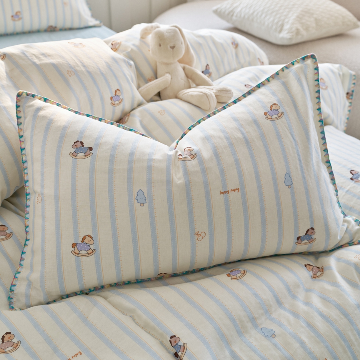 91家纺网 家纺一手货源 找家纺 洋铭区（原狠狠爱） 2026新款春季全棉彩边双层纱四件套 海蓝小木马