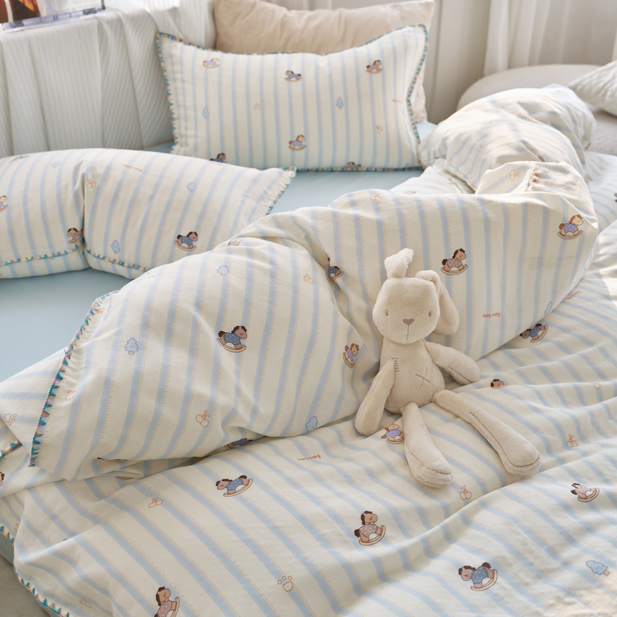 91家纺网 家纺一手货源 找家纺 洋铭区（原狠狠爱） 2026新款春季全棉彩边双层纱四件套 海蓝小木马