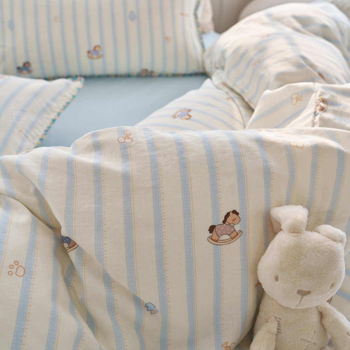 91家纺网 家纺一手货源 找家纺 洋铭区（原狠狠爱） 2026新款春季全棉彩边双层纱四件套 海蓝小木马