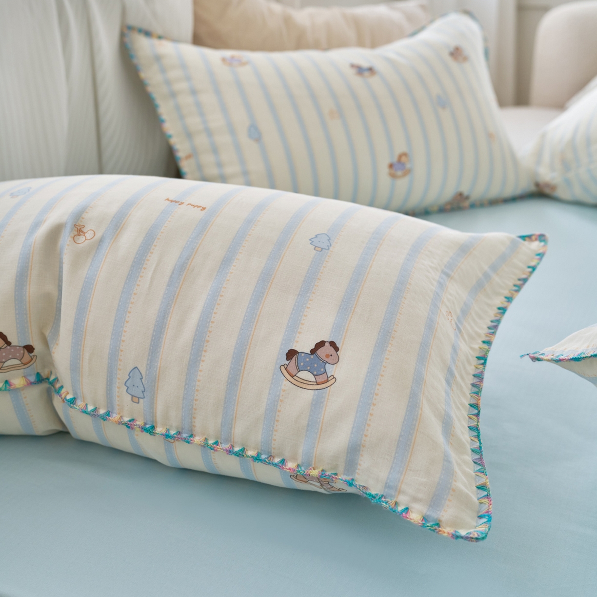 91家纺网 家纺一手货源 找家纺 洋铭区（原狠狠爱） 2026新款春季全棉彩边双层纱四件套 海蓝小木马