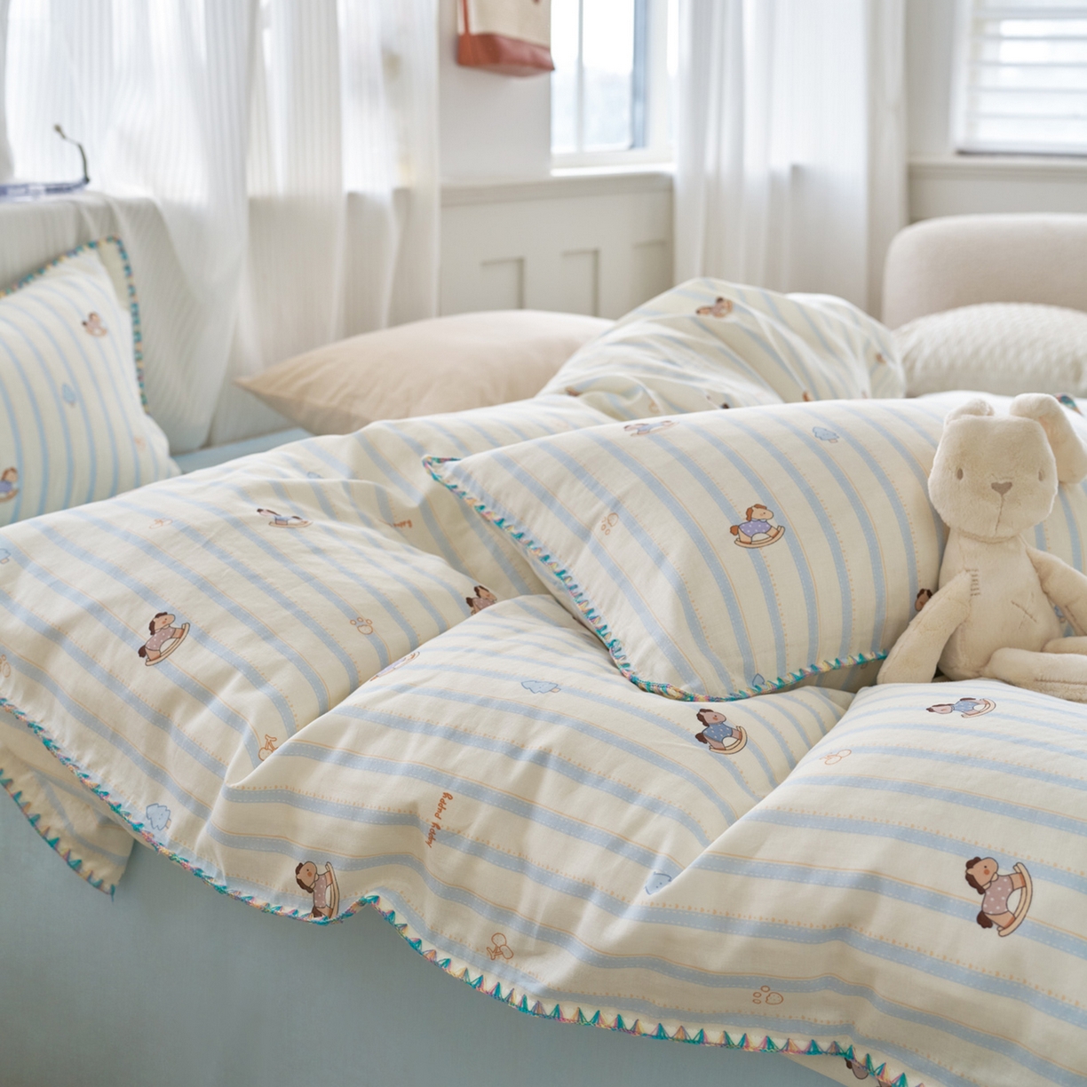 91家纺网 家纺一手货源 找家纺 洋铭区（原狠狠爱） 2026新款春季全棉彩边双层纱四件套 海蓝小木马