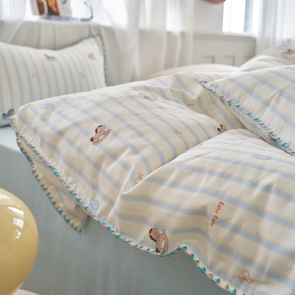 91家纺网 家纺一手货源 找家纺 洋铭区（原狠狠爱） 2026新款春季全棉彩边双层纱四件套 海蓝小木马