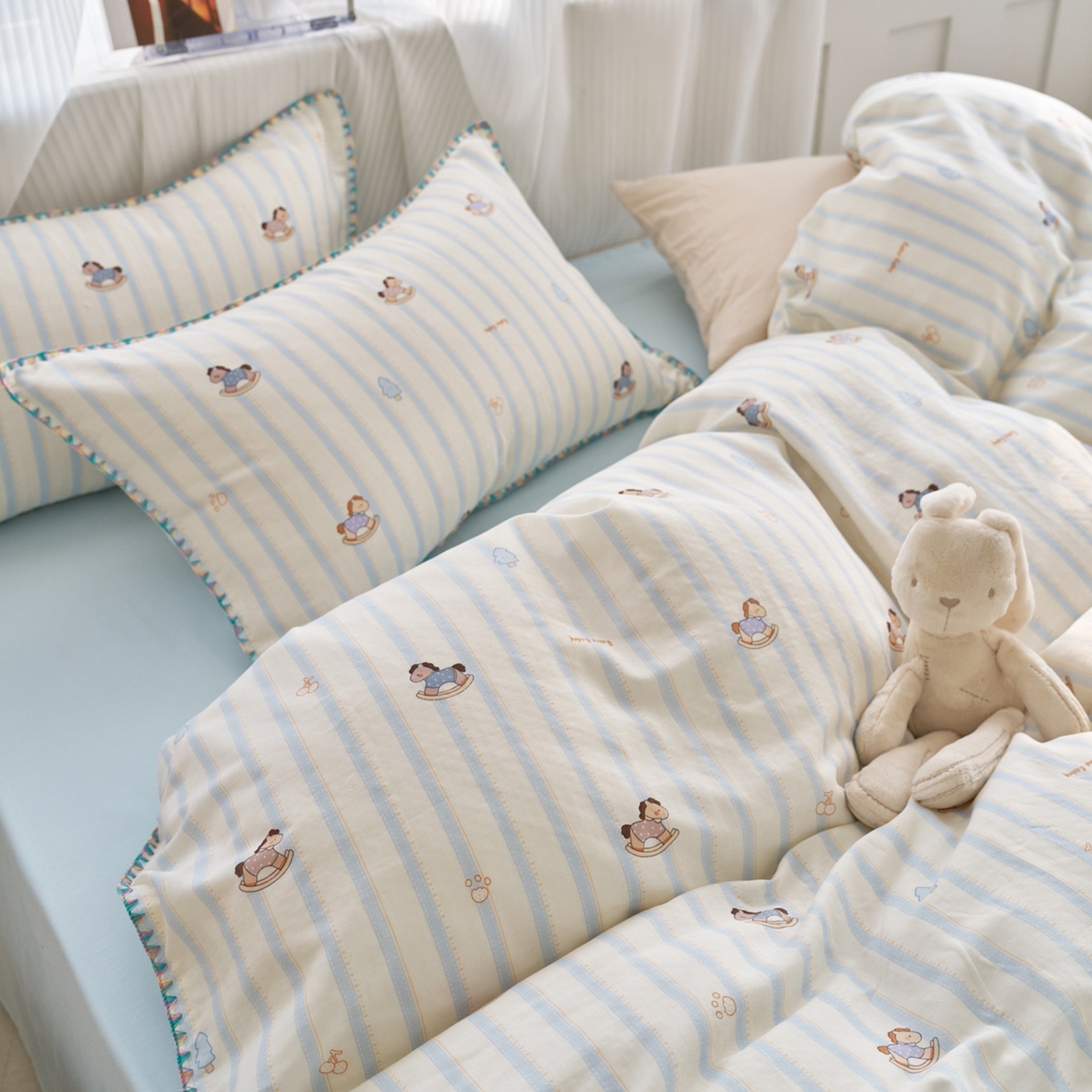 91家纺网 家纺一手货源 找家纺 洋铭区（原狠狠爱） 2026新款春季全棉彩边双层纱四件套 海蓝小木马