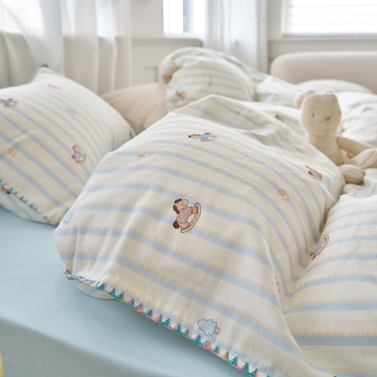 91家纺网 家纺一手货源 找家纺 洋铭区（原狠狠爱） 2026新款春季全棉彩边双层纱四件套 海蓝小木马