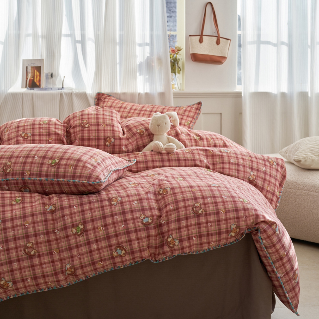 91家纺网 家纺一手货源 找家纺 洋铭区（原狠狠爱） 2026新款春季全棉彩边双层纱四件套 红格小马