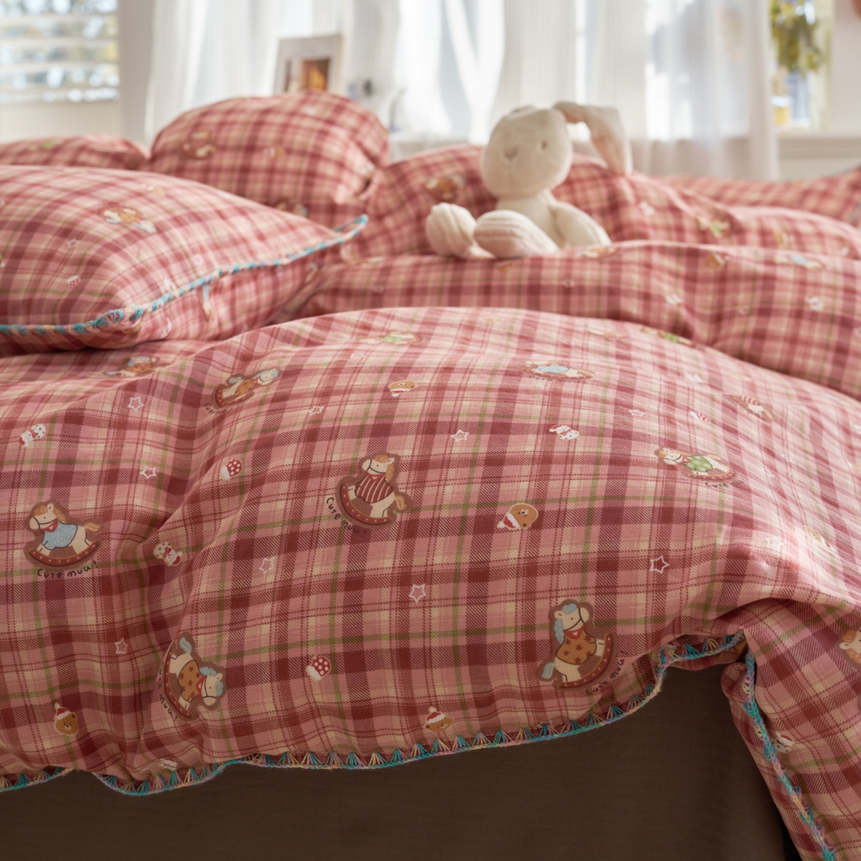 91家纺网 家纺一手货源 找家纺 洋铭区（原狠狠爱） 2026新款春季全棉彩边双层纱四件套 红格小马