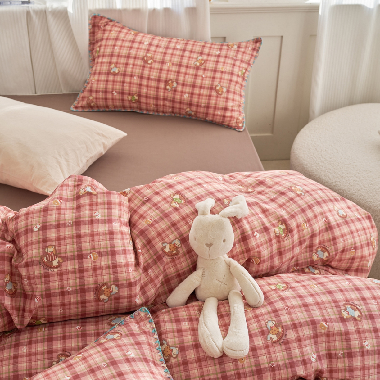 91家纺网 家纺一手货源 找家纺 洋铭区（原狠狠爱） 2026新款春季全棉彩边双层纱四件套 红格小马