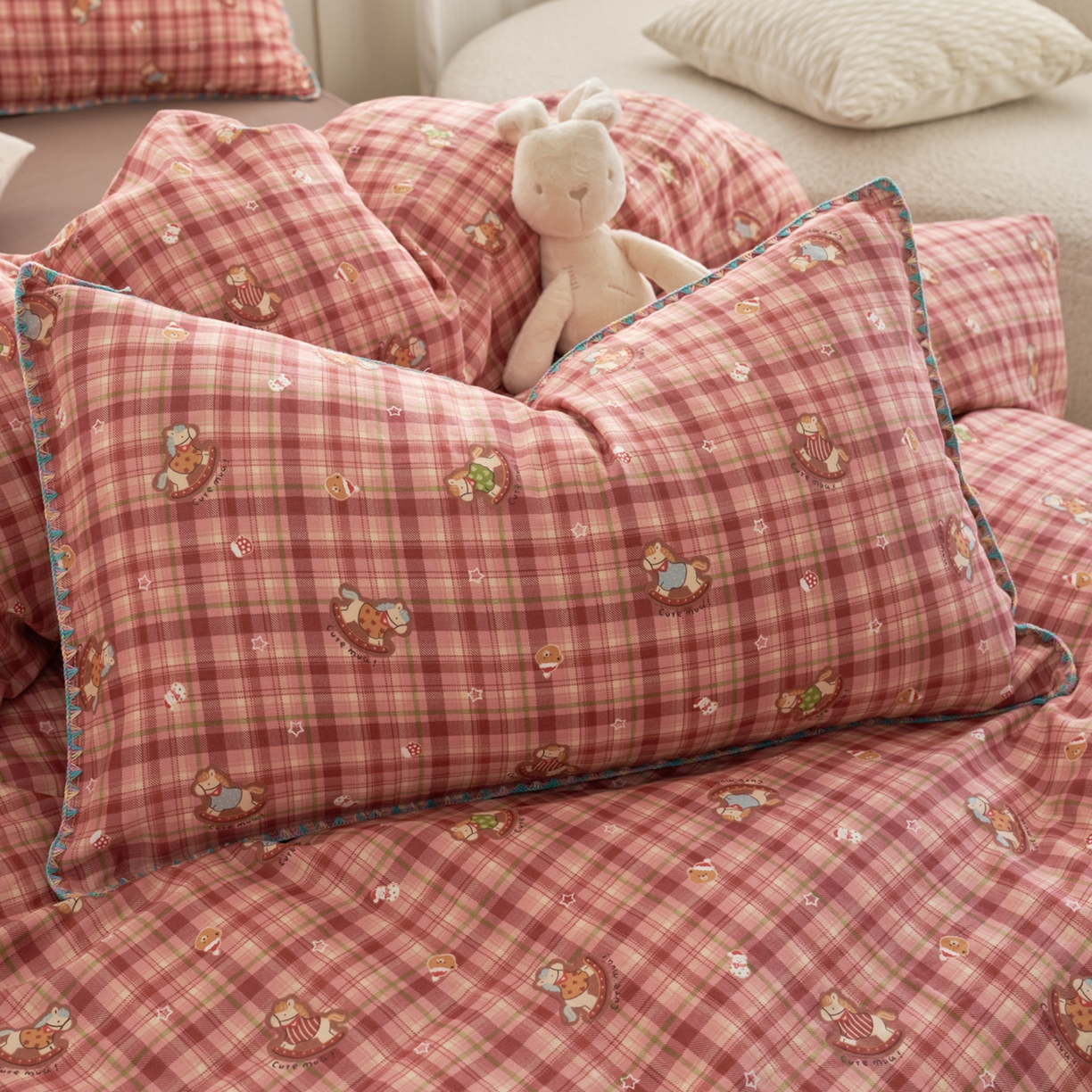 91家纺网 家纺一手货源 找家纺 洋铭区（原狠狠爱） 2026新款春季全棉彩边双层纱四件套 红格小马