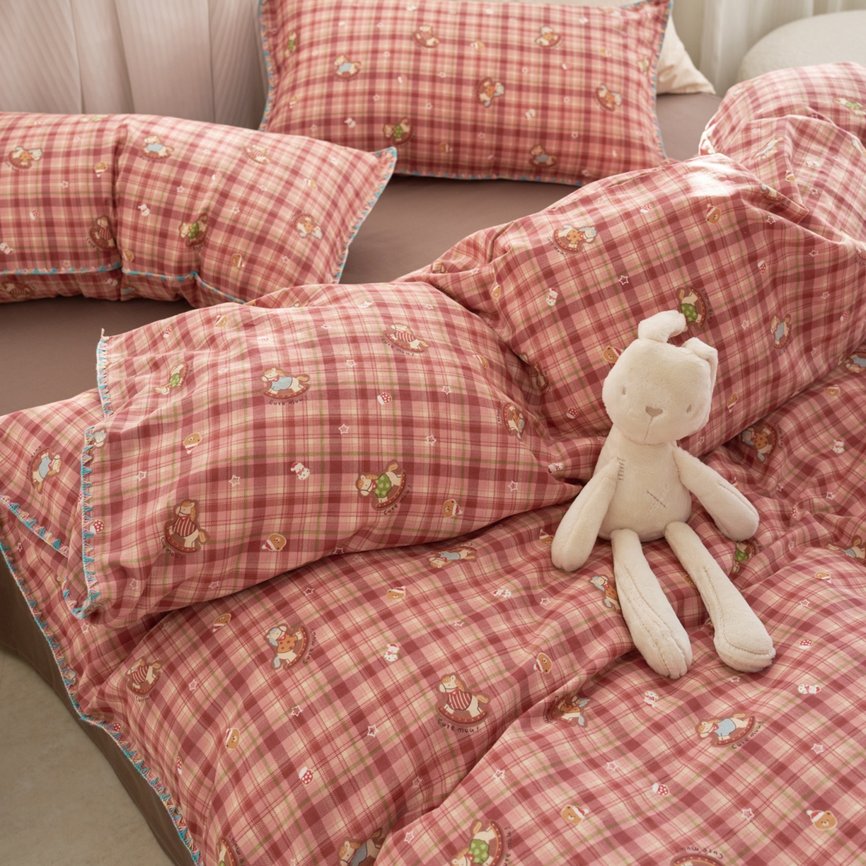 91家纺网 家纺一手货源 找家纺 洋铭区（原狠狠爱） 2026新款春季全棉彩边双层纱四件套 红格小马