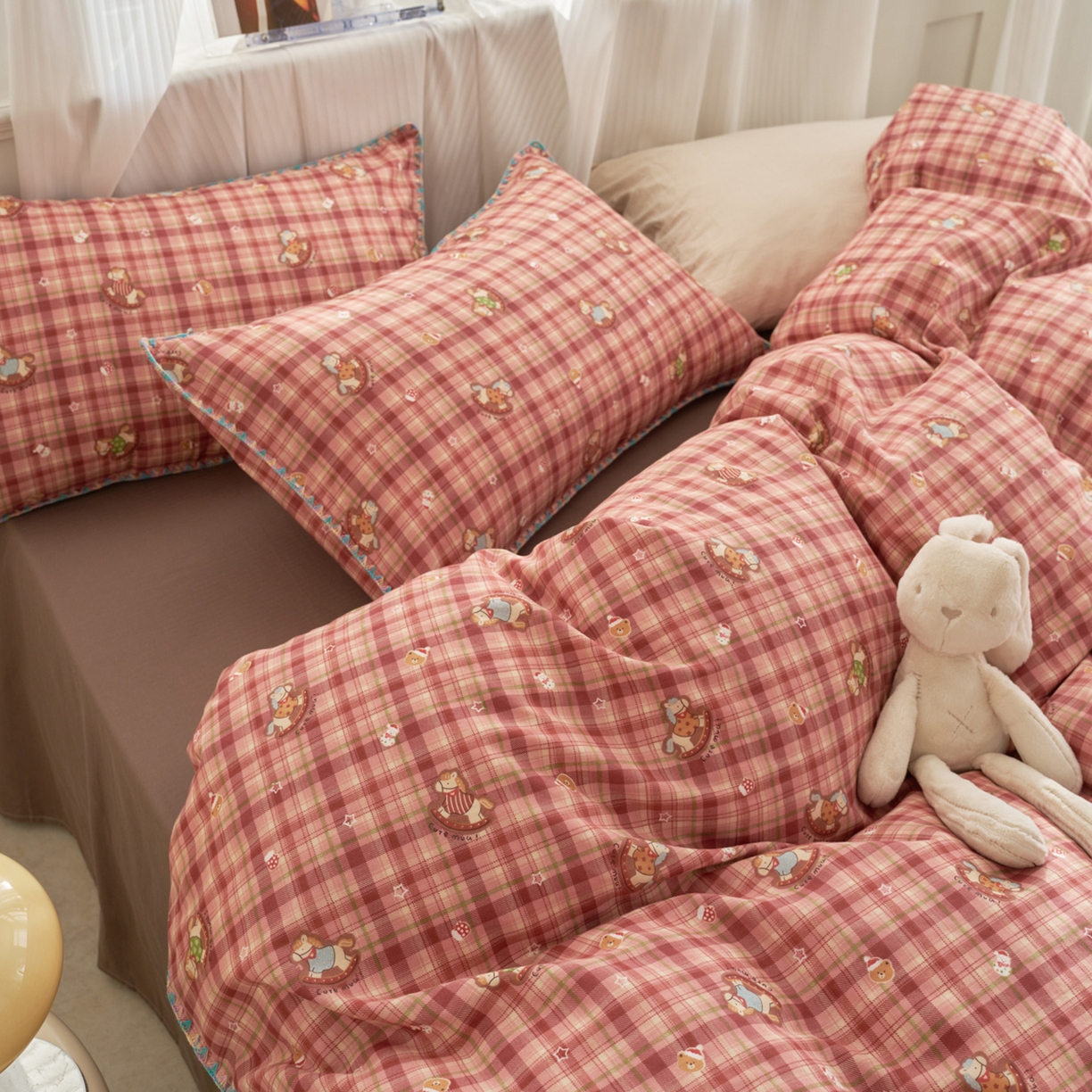 91家纺网 家纺一手货源 找家纺 洋铭区（原狠狠爱） 2026新款春季全棉彩边双层纱四件套 红格小马